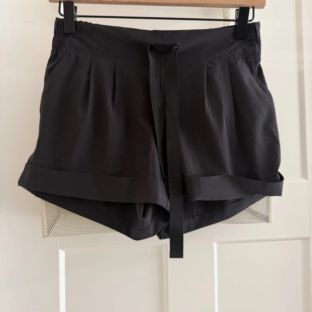 Lululemon‎ Spring Break Away Short 4-Way Stretch Black Cuffed Size 4 Athletic